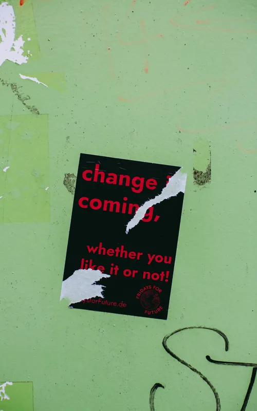 Plakat mit der Aufschrift Change is coming, weather you like it or not
